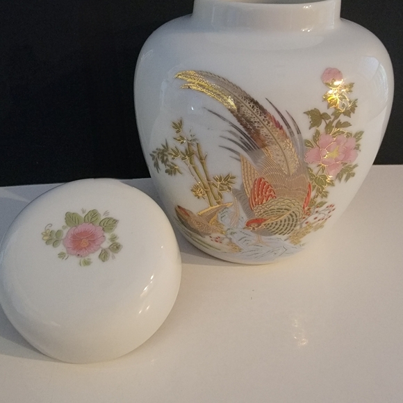 Vintage Asian Ginger Jar White Beautiful Gilded Pheasants & Flowers Pre-owned - Picture 6 of 8